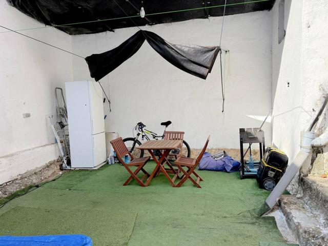 CASA ESQUINERA CON PATIO Y GARAJE. UN VECINO ENCIMA. photo 0