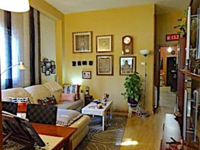 PISO DE 3 HAB, CON PARKING Y TRASTERO. FINCA AÑO 2.001 photo 0