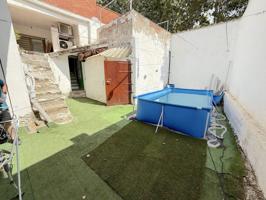 CASA DE 3 HABITACIONES, PATIO 45M Y GARAJE. CON UN VECINO. photo 0