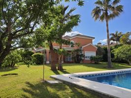 Villa a la venta en Estepona photo 0