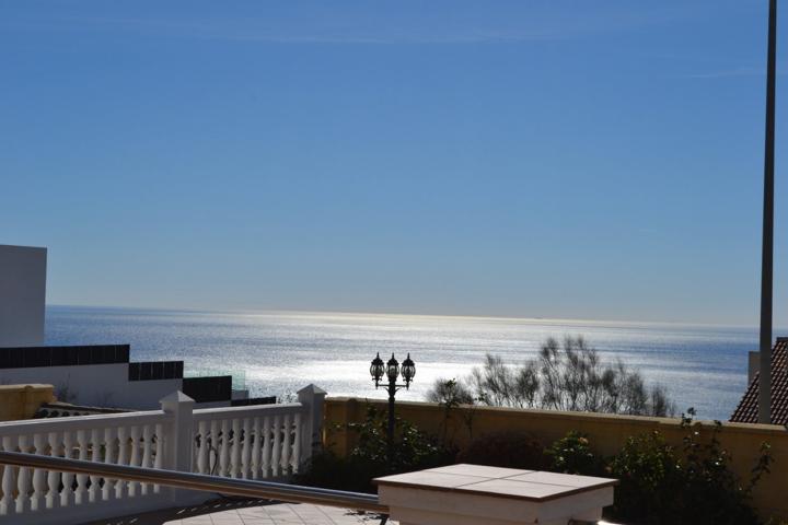 Impresionante villa con vistas directas al mar photo 0