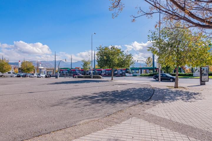 Te presentamos este precioso piso reformado situado en una de las zonas TOP de Granada, frente al Metro photo 0