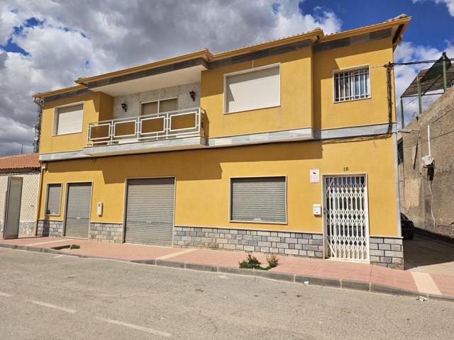 Edificio en Venta: 150 m² Solar + 130 m² Local Comercial + 150 m² Vivienda con 5 Habitaciones photo 0