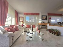 Exclusiva casa esquinera con amplio jardín y vistas al mar photo 0