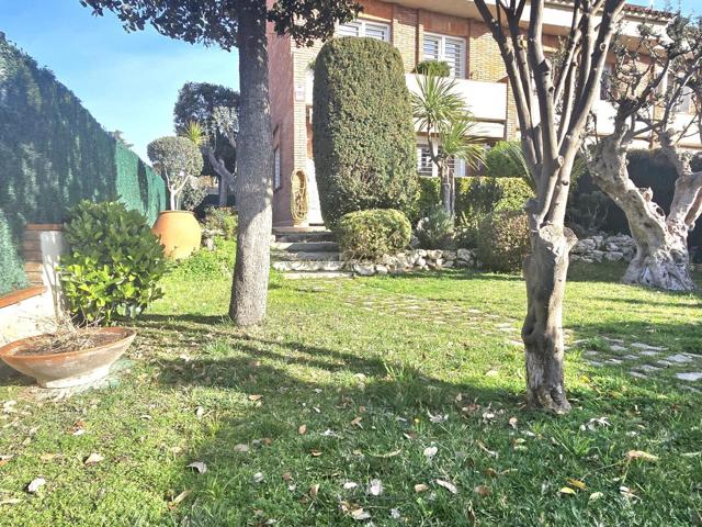 Exclusiva casa esquinera con amplio jardín y vistas al mar photo 0