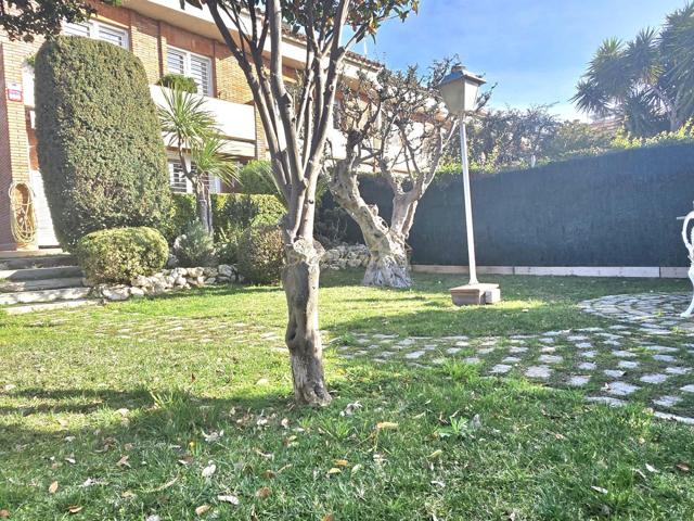 Exclusiva casa esquinera con amplio jardín y vistas al mar photo 0