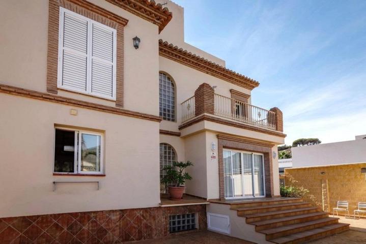 Villa seminueva 414 m2, 5 dorm. + bodega 3 baños y aseo, vistas a mar y parque. Piscina garajes photo 0
