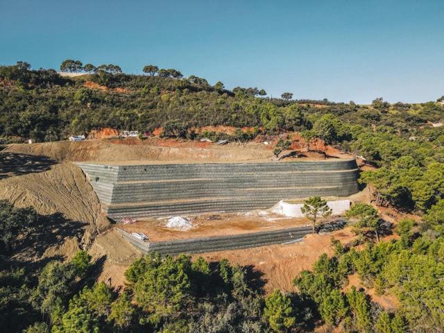 Venta de parcela con licencia y proyecto en Benahavís photo 0