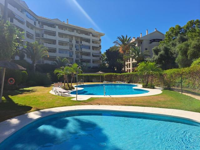 Gran piso en prestigiosa urbanización en primera línea de golf de Marbella photo 0