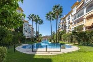 Exclusivo Piso en Marbella con Terraza, Piscina y Garaje Incluido photo 0