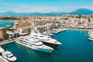 Espectacular Local Comercial en Puerto Banús con una Ubicación Premium photo 0