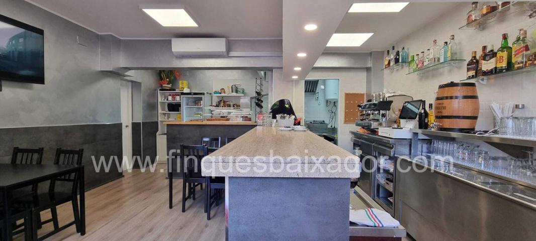 ¡FINQUES BAIXADOR TRASPASA BAR TODO REFORMADO Y EN PLENO FUNCIONAMIENTO! photo 0