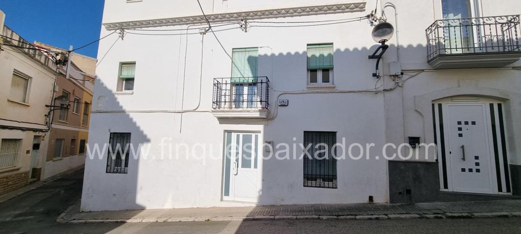 ¡FINQUES BAIXADOR PRESENTA ESTA CASA DE PUEBLO ESQUINERA EN EL CENTRO DE CUBELLES! photo 0