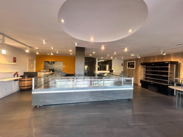Amplio Local Comercial en Las Tablas, Madrid - Oportunidad de Inversión photo 0