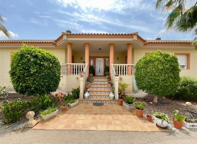 Preciosa vivienda con piscina, jardines y amplio sótano, en un entorno natural excepcional. photo 0