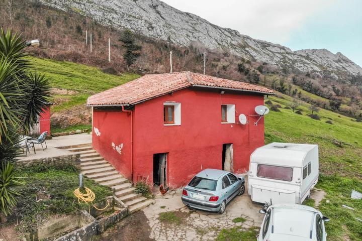 Hermosa casa acogedora con amplio terreno, situada entre las montañas. photo 0