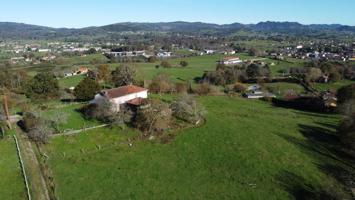 Gran superficie de terreno edificable con casa y hórreo en Gamoneu (Nava) photo 0