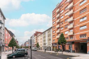 ¡Tu Nuevo Hogar en el Centro de Oviedo te Espera! Piso con Terraza y Potencial para Reformar photo 0