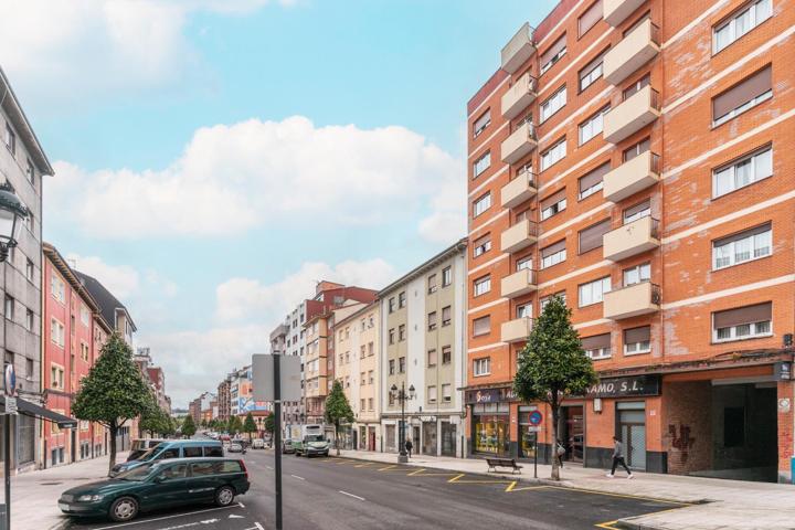 ¡Tu Nuevo Hogar en el Centro de Oviedo te Espera! Piso con Terraza y Potencial para Reformar photo 0