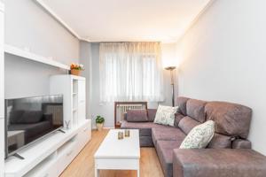GIJÓN. Piso de 3 hab., baño, cocina,despensa y salón muy bien situado. photo 0