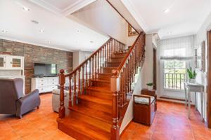 ¡Oportunidad única en El Entrego! Chalet adosado con 310 m² útiles y mil posibilidades photo 0