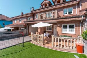 ¡Oportunidad única en El Entrego! Chalet adosado con 310 m2 útiles y mil posibilidades photo 0