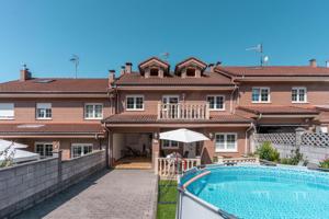 ¡Oportunidad única en El Entrego! Chalet adosado con 310 m² útiles y mil posibilidades photo 0