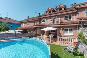 ¡Oportunidad única en El Entrego! Chalet adosado con 310 m² útiles y mil posibilidades photo 0