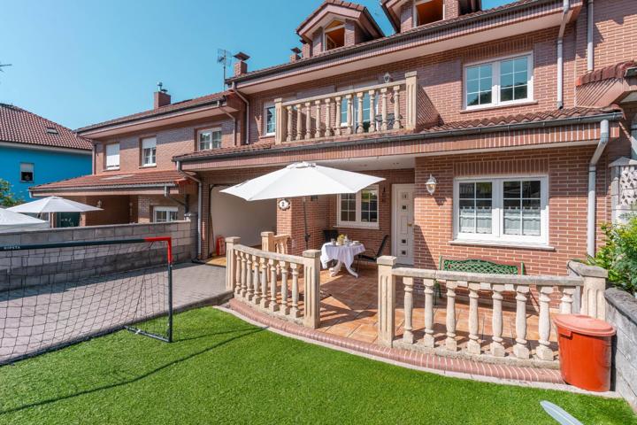 ¡Oportunidad única en El Entrego! Chalet adosado con 310 m2 útiles y mil posibilidades photo 0