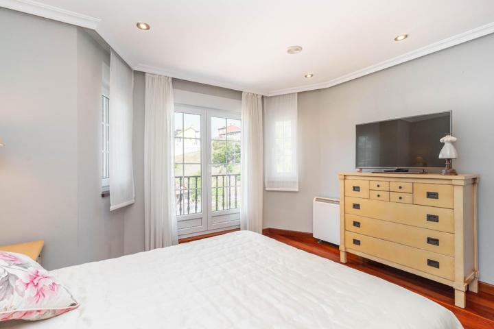 ¡Oportunidad única en El Entrego! Chalet adosado con 310 m² útiles y mil posibilidades photo 0