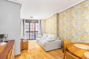 Piso de lujo en el centro de Oviedo: 2 habitaciones, 2 baños, luminoso y con acabados de alta calidad. photo 0