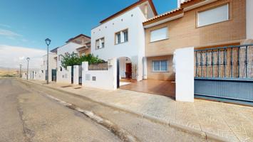 Amplio Adosado en Entorno Tranquilo con Vistas a la Montaña photo 0