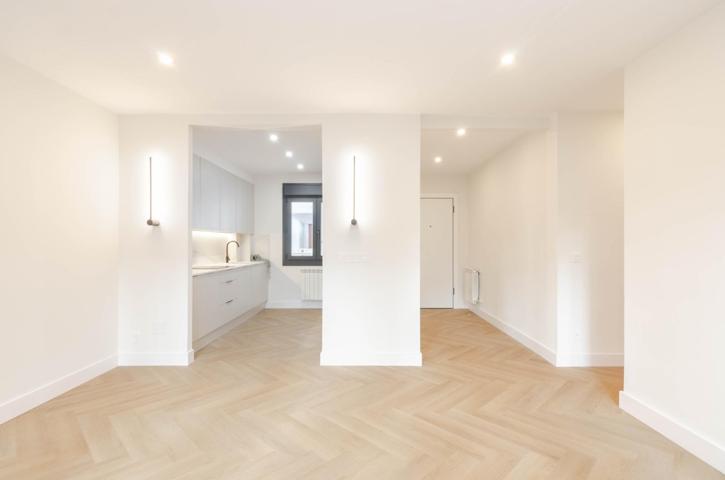 Piso reformado en venta — Calle Quirinal 3 (Avilés) photo 0