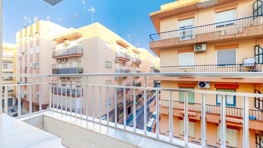 Piso en Venta para Reformar en Avda. Santa Isabel, Almería - Ideal Oportunidad de Inversión photo 0