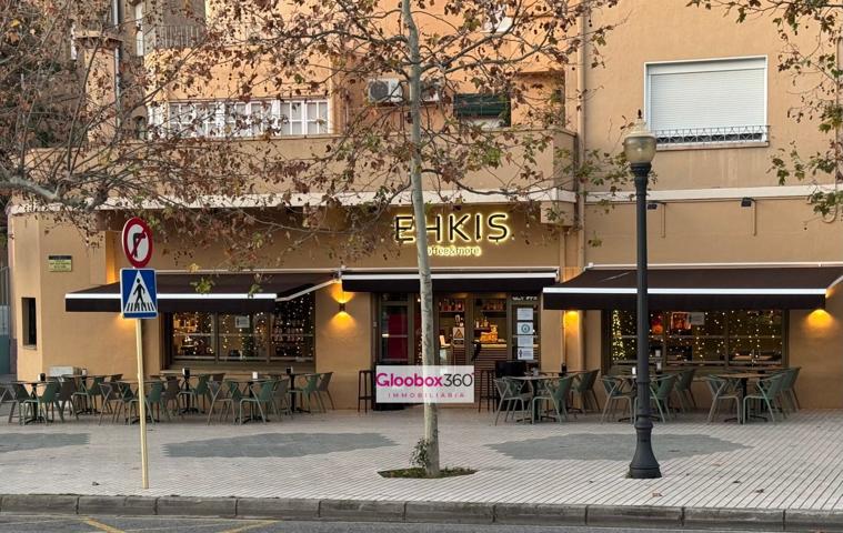 Se traspasa cafetería-bar en funcionamiento, con terraza, salón y salida de humos. photo 0