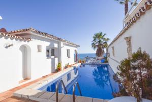 Villa de una sola planta sobre la misma arena de la playa photo 0