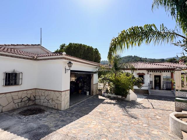 Gran oportunidad en Pinos de Alhaurín! Chalet con 3 viviendas, piscina y 1.500m² de terreno photo 0