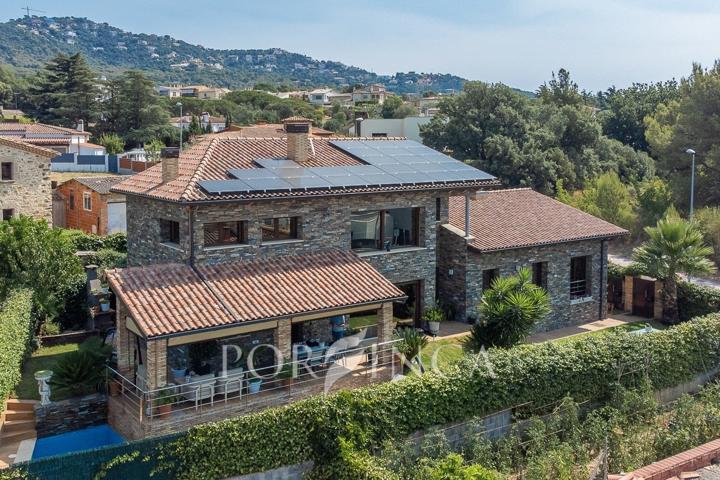 Magnífica villa de lujo en venta cerca del centro de Santa Cristina d'Aro. photo 0