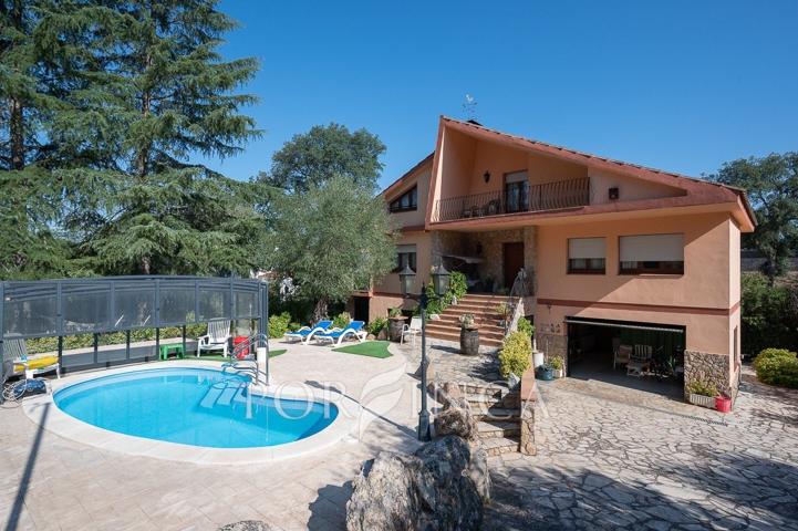 Casa unfamiliar de 5 habitaciones con piscina en preciosa urbanización Can Carbonell. photo 0