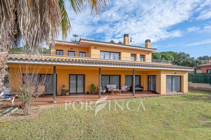 Gran chalet muy confortable en una bonita zona a 1,5 km de la playas de la Costa Brava. photo 0