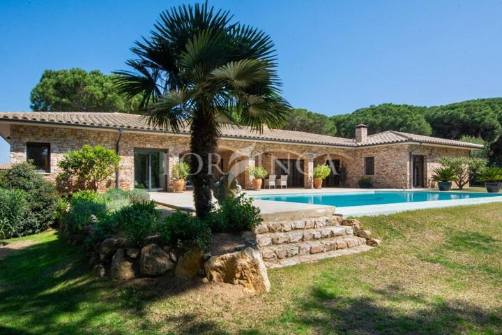 Exclusiva villa en venta en el golf de Pals, a 800 metros de la playa. Bungalow de una sola planta. photo 0