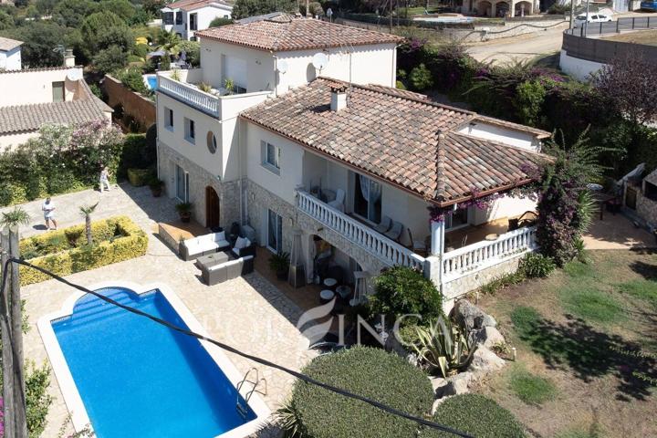 Preciosa y espaciosa villa con piscina y apartamento independiente en Calonge. photo 0