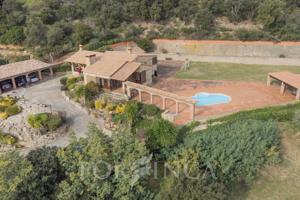Villa Rústica en plena naturaleza de la Costa Brava con Piscina, Bodega y Campo de Fútbol photo 0