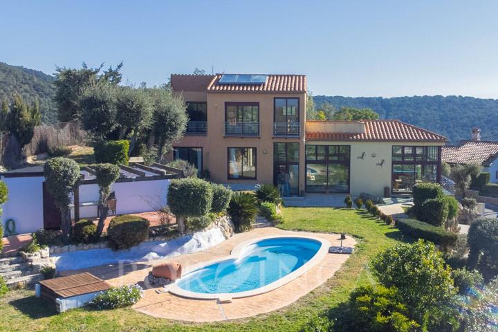 Villa moderna y espaciosa en venta en una posición única con impresionantes vistas. photo 0