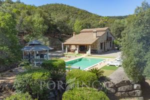 Villa de estilo rústico con piscina y licencia turística en plena naturaleza de la Costa Brava photo 0