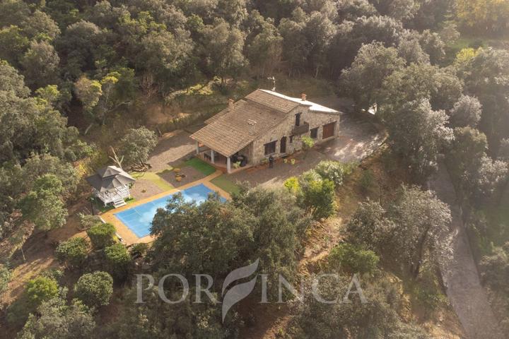 Villa de estilo rústico con piscina y licencia turística en plena naturaleza de la Costa Brava photo 0