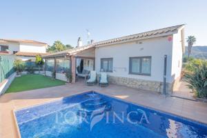 Casa en una sola planta con piscina soleada y licencia turística ubicada en Calonge photo 0
