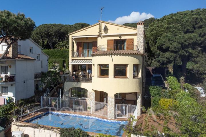 Villa con exclusivas vistas al mar, piscina y ascensor en Calonge, a menos de 1 km del mar photo 0