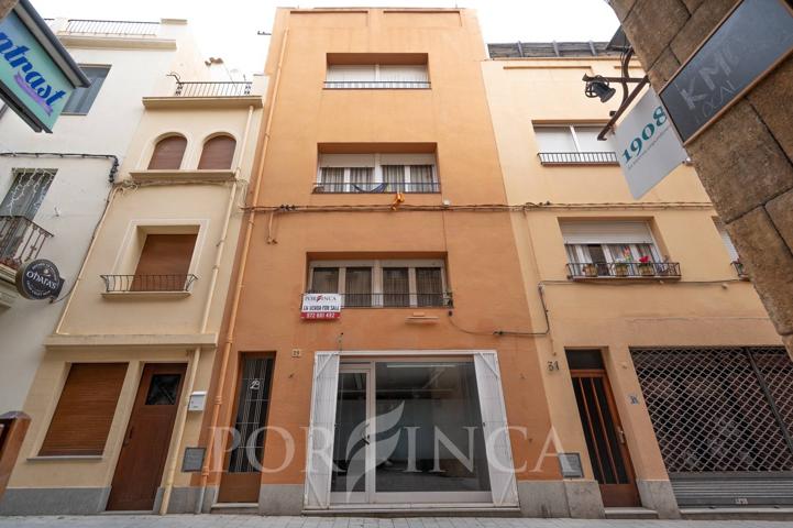 Encantador edificio de 4 plantas con local - garaje en una ubicación privilegiada de Palamós photo 0
