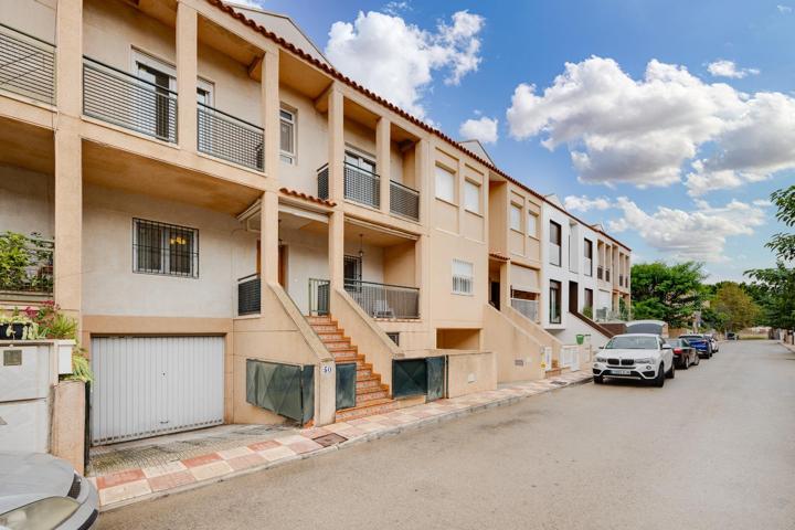 AMPLIA VIVIENDA ADOSADA DE 3 DORMITORIOS Y 3 BAÑOS CON GARAJE INCLUIDO photo 0